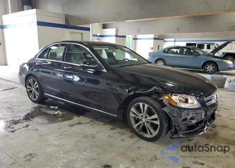 2015 Mercedes-Benz C 300 z USA, uszkodzony, nr VIN 55SWF4JB9FU084716